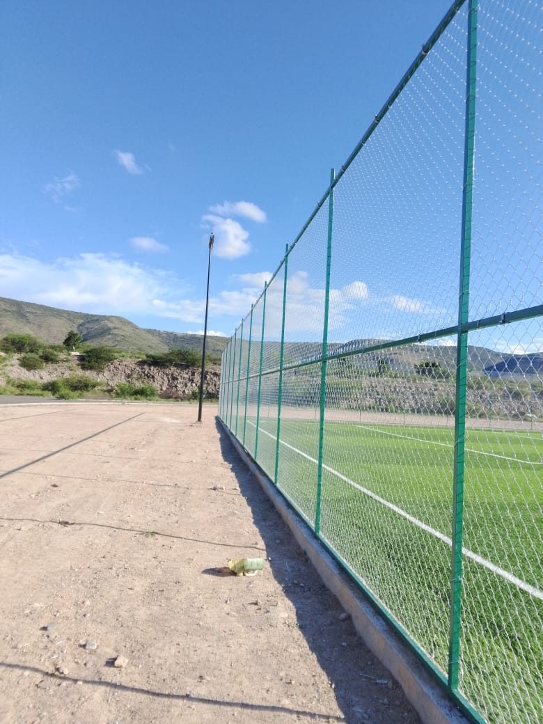 Malla ciclónica perimetral en cancha deportiva