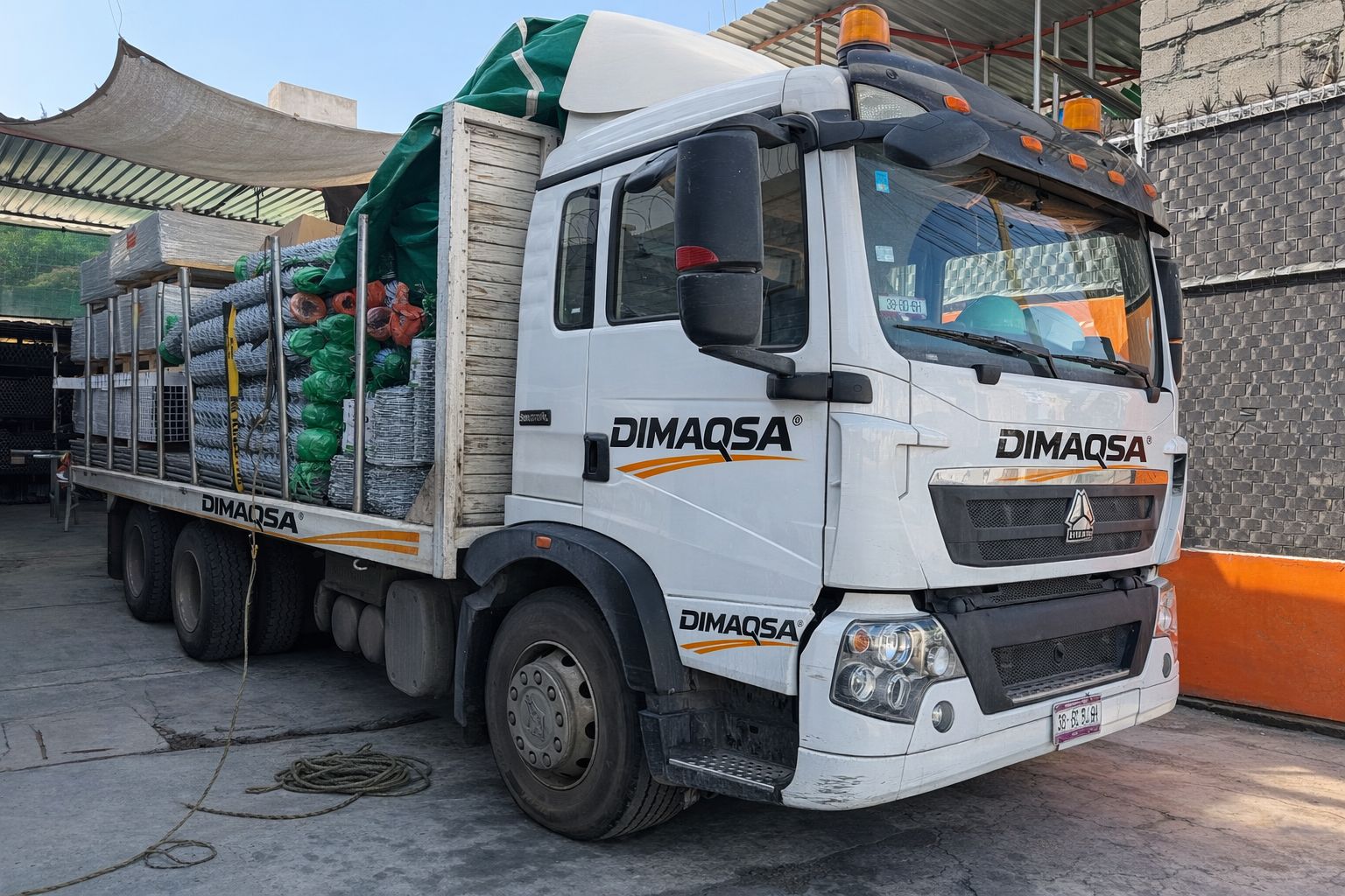 Camión de entrega de material Dimaqsa