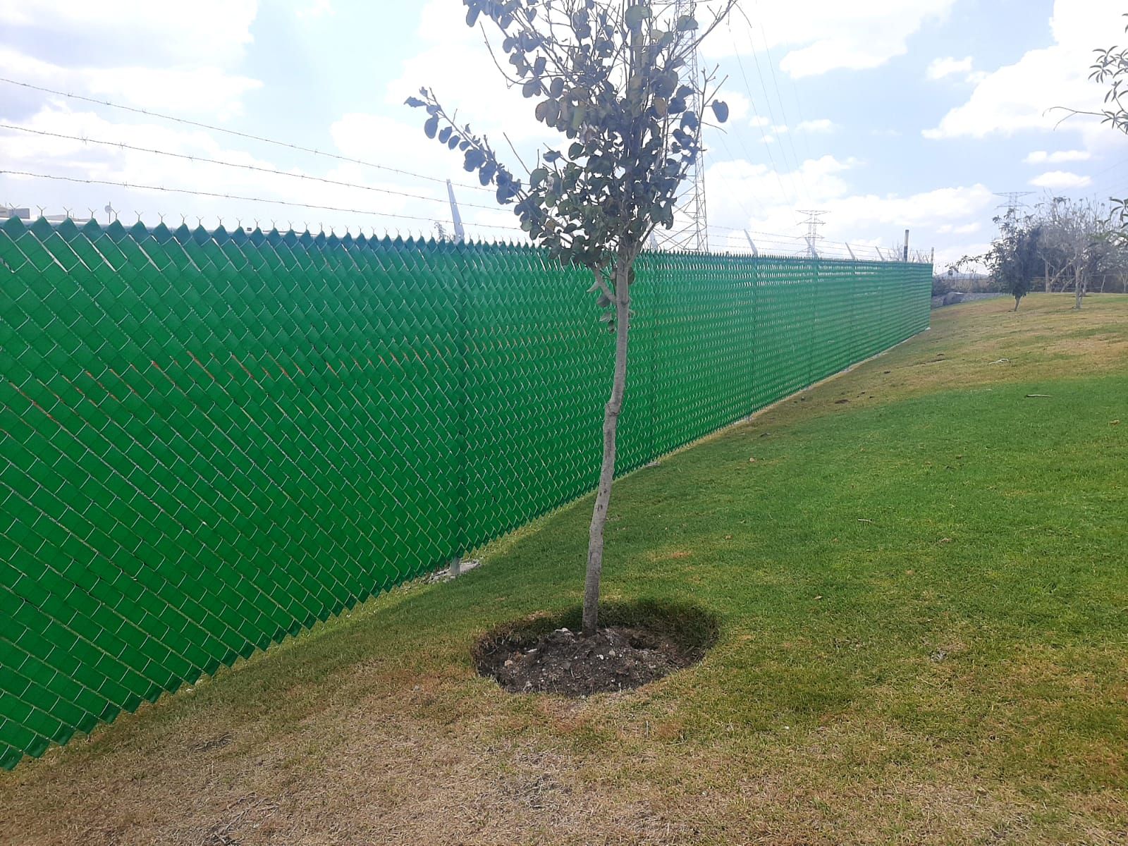Malla ciclónica galvanizada instalada en Querétaro