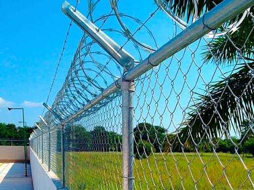 Concertina de seguridad instalada sobre malla ciclónica